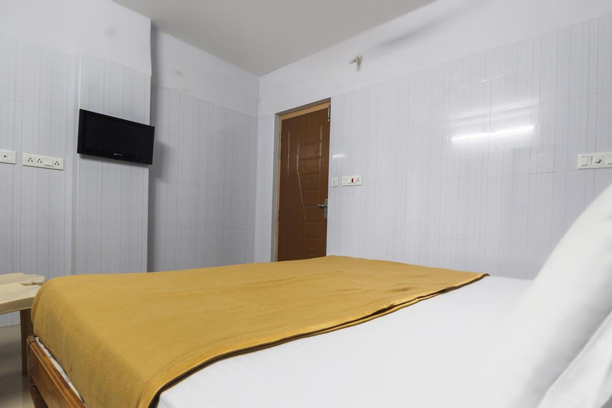 Udaiyarpalaiyam Hotel O Jks Deluxe Lodge מראה חיצוני תמונה