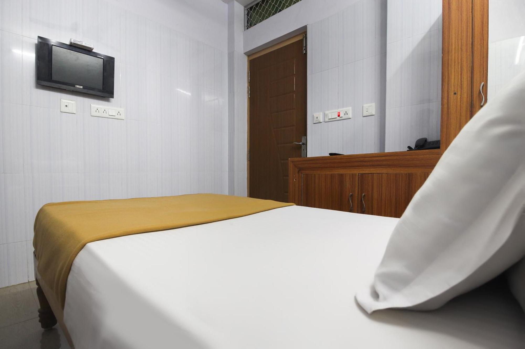 Udaiyarpalaiyam Hotel O Jks Deluxe Lodge מראה חיצוני תמונה
