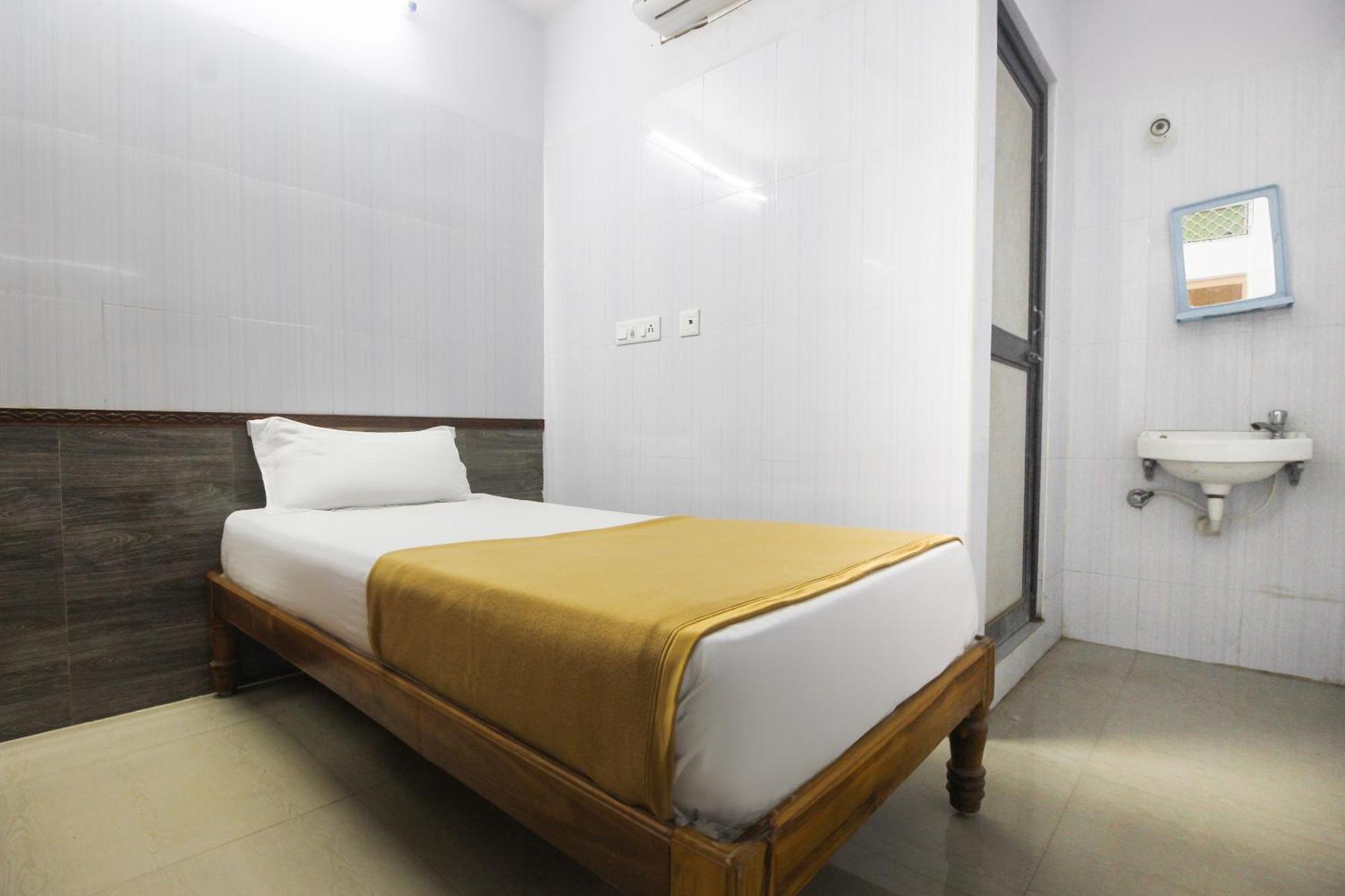 Udaiyarpalaiyam Hotel O Jks Deluxe Lodge מראה חיצוני תמונה