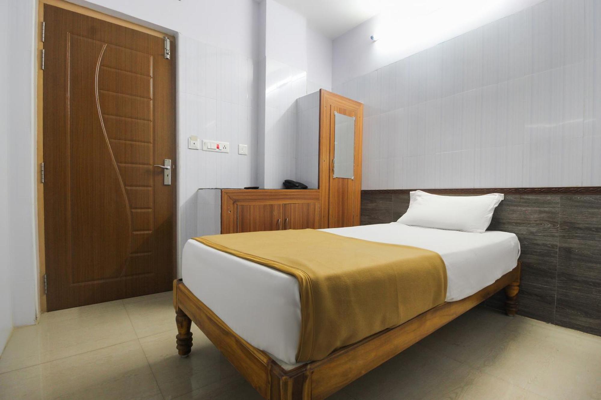 Udaiyarpalaiyam Hotel O Jks Deluxe Lodge מראה חיצוני תמונה