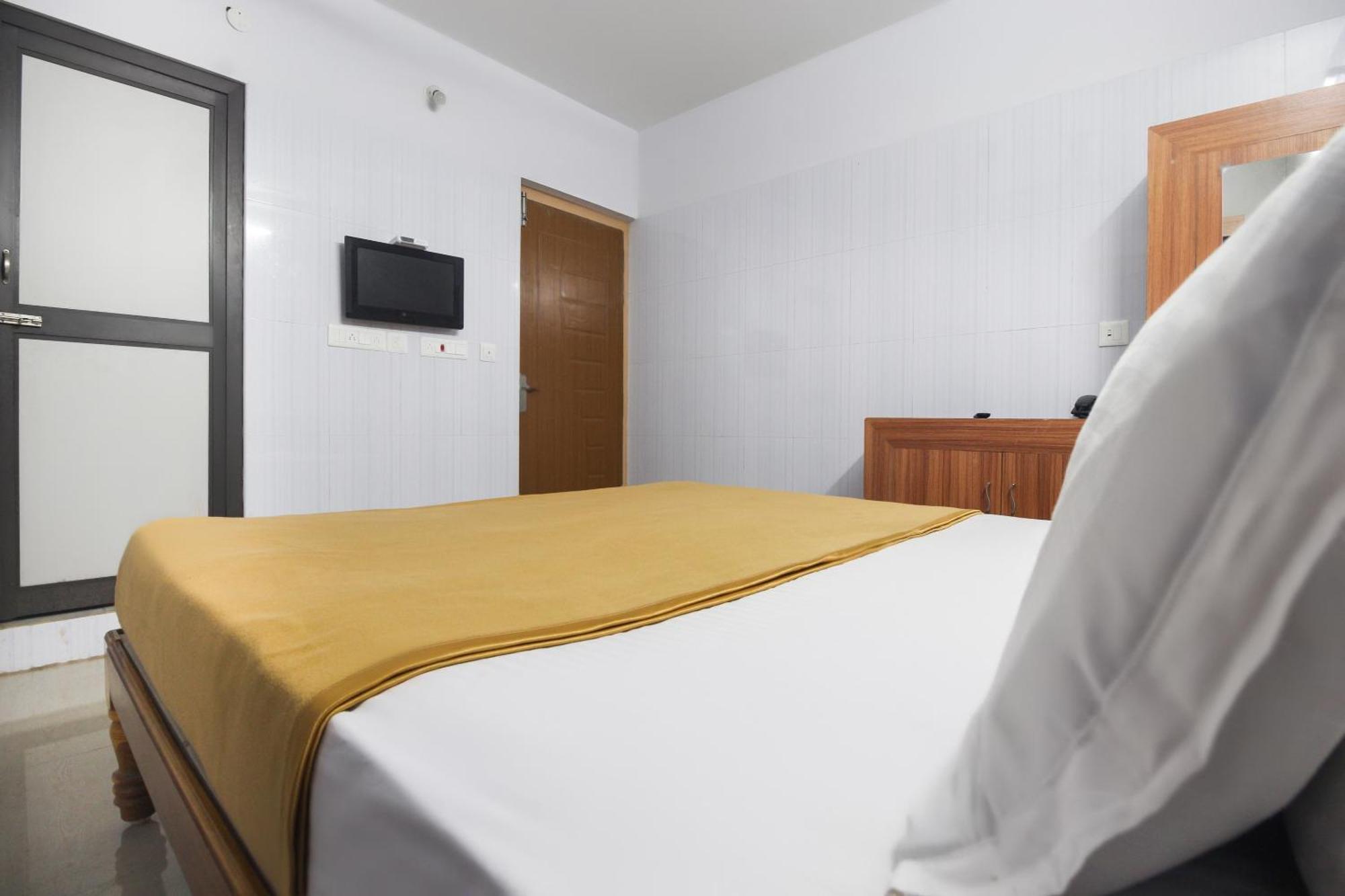Udaiyarpalaiyam Hotel O Jks Deluxe Lodge מראה חיצוני תמונה
